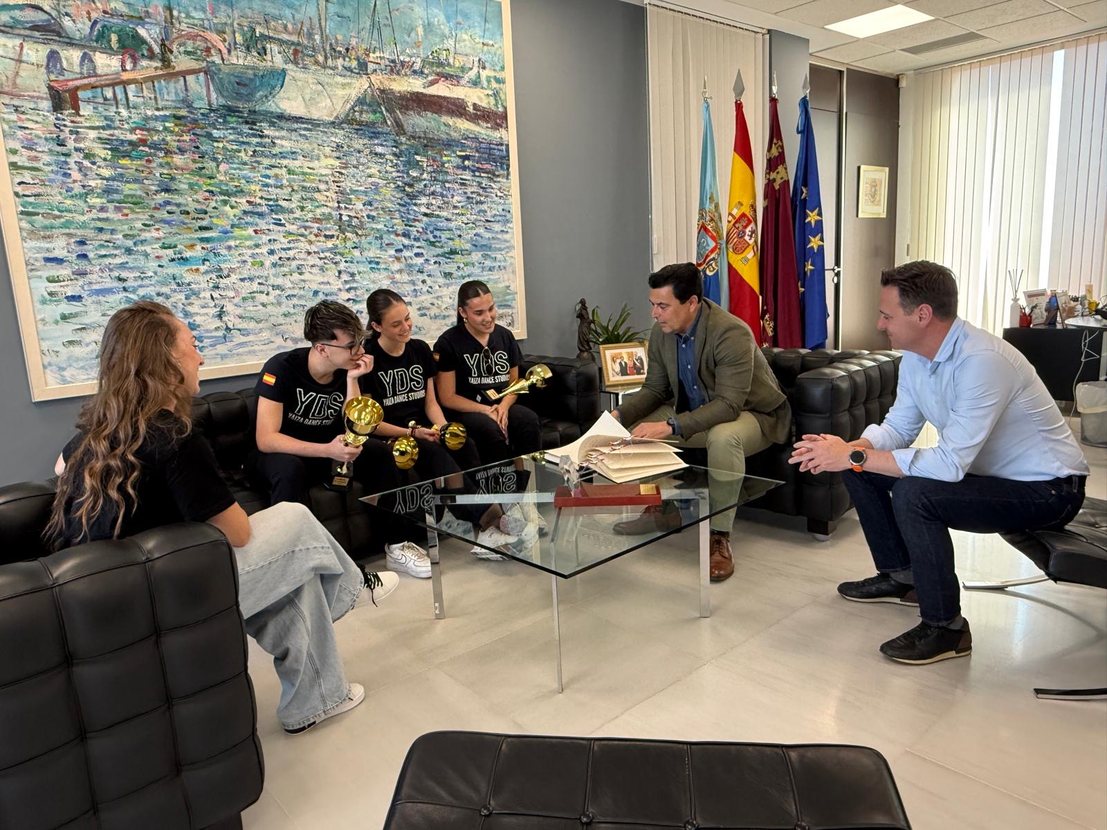 Recepción a jóvenes bailarines locales tras su paso por el Mundial de bailes latinos celebrado en Chile